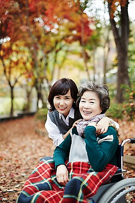 포토 JPG 주간 여자 노년 딸 40대 단풍 모녀 엄마 서기 미소 앉기 상반신 성인 야외 두명 앞모습 화목 산책 산책로 한국인 가을 가족라이프 60대 숲속 휠체어 단풍놀이 무릎담요 여자만 아차산 국내포토 자연요소 라이프스타일 계절 길 뷰포인트 중년 컨셉 잎 가족 모션 휴식 산 서울 표정 사람 동양인 소풍 숲 파일형식