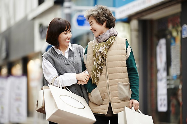 포토 JPG 주간 여자 노년 딸 40대 모녀 엄마 거리 미소 들기 상반신 성인 야외 두명 앞모습 쇼핑 쇼핑백 걷기 팔짱 화목 한국인 가을 가족라이프 60대 여자만 국내포토 자연요소 라이프스타일 계절 뷰포인트 중년 컨셉 가방 가족 모션 표정 사람 동양인 파일형식