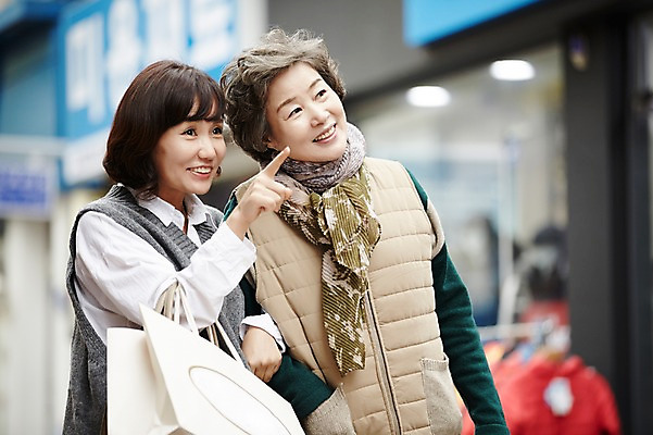 포토 JPG 주간 여자 노년 딸 40대 모녀 엄마 거리 미소 들기 상반신 성인 야외 두명 앞모습 쇼핑 쇼핑백 걷기 팔짱 화목 한국인 가을 가리킴 가족라이프 60대 여자만 국내포토 자연요소 라이프스타일 계절 뷰포인트 중년 컨셉 가방 가족 모션 표정 사람 동양인 손짓 파일형식