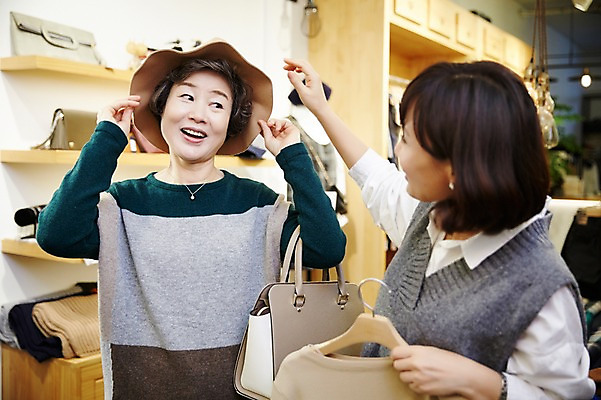 포토 JPG 모자 여자 노년 딸 40대 모녀 엄마 실내 서기 미소 상반신 성인 두명 앞모습 옆모습 쇼핑 화목 다정 한국인 가족라이프 60대 즐거움 옷가게 옷고르기 여자만 국내포토 라이프스타일 잡화 옷 감정 뷰포인트 중년 컨셉 가족 모션 표정 사람 동양인 내부 상점 파일형식