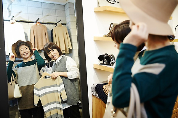 포토 JPG 여자 노년 딸 40대 모녀 엄마 실내 서기 미소 상반신 성인 두명 옆모습 쇼핑 화목 다정 거울 한국인 가족라이프 60대 즐거움 옷가게 옷고르기 여자만 국내포토 라이프스타일 옷 감정 뷰포인트 중년 컨셉 가족 모션 표정 사람 동양인 내부 상점 파일형식