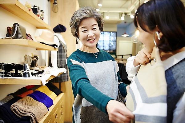 포토 JPG 여자 노년 딸 40대 모녀 엄마 실내 서기 미소 상반신 성인 두명 앞모습 옆모습 쇼핑 화목 다정 한국인 가족라이프 60대 즐거움 옷가게 옷고르기 여자만 국내포토 라이프스타일 옷 감정 뷰포인트 중년 컨셉 가족 모션 표정 사람 동양인 내부 상점 파일형식
