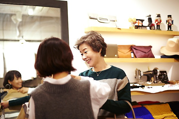 포토 JPG 여자 노년 딸 40대 모녀 엄마 실내 서기 미소 상반신 성인 두명 앞모습 뒷모습 쇼핑 화목 다정 한국인 가족라이프 60대 즐거움 옷가게 옷고르기 여자만 국내포토 라이프스타일 옷 감정 뷰포인트 중년 컨셉 가족 모션 표정 사람 동양인 내부 상점 파일형식