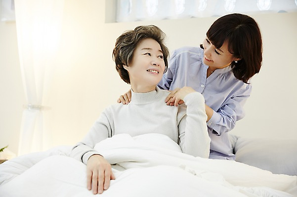 포토 JPG 여자 노년 딸 40대 모녀 엄마 실내 미소 앉기 상반신 성인 두명 앞모습 화목 다정 한국인 침대 가족라이프 60대 여자만 국내포토 라이프스타일 뷰포인트 중년 가구 컨셉 가족 모션 표정 사람 동양인 내부 파일형식 생활용품 관계 인종 생활 오브젝트