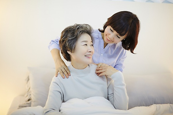 포토 JPG 여자 노년 딸 40대 모녀 엄마 실내 미소 앉기 상반신 성인 두명 앞모습 화목 침실 한국인 침대 가족라이프 60대 백허그 여자만 국내포토 라이프스타일 뷰포인트 중년 가구 컨셉 가족 모션 포옹 표정 사람 동양인 내부 파일형식