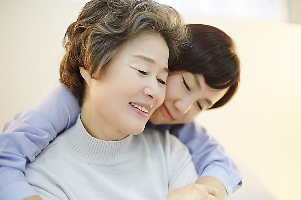포토 JPG 여자 노년 딸 40대 모녀 엄마 실내 미소 앉기 상반신 성인 두명 앞모습 화목 다정 한국인 침대 가족라이프 60대 백허그 여자만 국내포토 라이프스타일 뷰포인트 중년 가구 컨셉 가족 모션 포옹 표정 사람 동양인 내부 파일형식