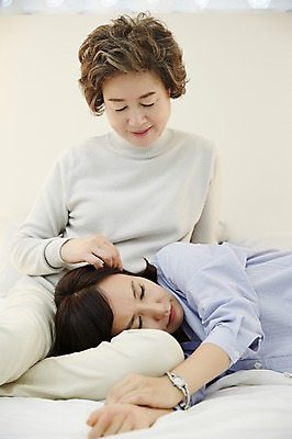 포토 JPG 여자 노년 딸 40대 모녀 엄마 실내 앉기 상반신 성인 두명 앞모습 눕기 화목 다정 한국인 가족라이프 60대 무릎베개 여자만 국내포토 라이프스타일 뷰포인트 중년 컨셉 가족 모션 사람 동양인 내부 파일형식