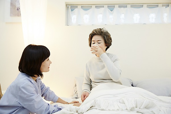 포토 JPG 여자 노년 딸 40대 모녀 엄마 실내 앉기 상반신 성인 두명 앞모습 옆모습 약 화목 침실 한국인 침대 가족라이프 60대 먹기 간호 여자만 국내포토 라이프스타일 뷰포인트 중년 가구 컨셉 의학 가족 모션 사람 동양인 내부 파일형식