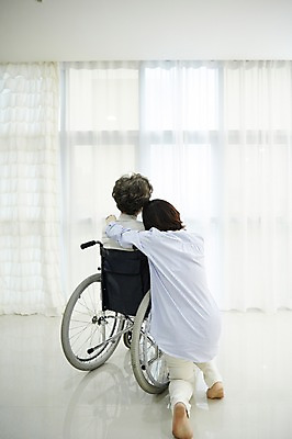 포토 JPG 전신 여자 노년 딸 40대 거실 포옹 모녀 엄마 휴식 실내 앉기 성인 두명 뒷모습 다정 한국인 가족라이프 60대 창가 휠체어 여자만 국내포토 라이프스타일 뷰포인트 중년 컨셉 창문 가족 안기 모션 사람 동양인 내부 파일형식