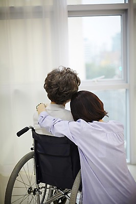 포토 JPG 여자 노년 딸 40대 포옹 모녀 엄마 휴식 실내 앉기 상반신 성인 두명 뒷모습 다정 한국인 가족라이프 60대 창가 휠체어 여자만 국내포토 라이프스타일 뷰포인트 중년 컨셉 창문 가족 안기 모션 사람 동양인 내부 파일형식