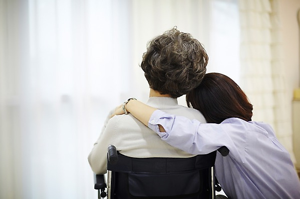 포토 JPG 여자 노년 딸 40대 포옹 모녀 엄마 휴식 실내 앉기 상반신 성인 두명 뒷모습 다정 한국인 가족라이프 60대 창가 휠체어 여자만 국내포토 라이프스타일 뷰포인트 중년 컨셉 창문 가족 안기 모션 사람 동양인 내부 파일형식