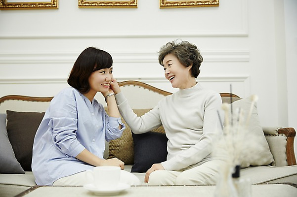 포토 JPG 여자 노년 딸 40대 모녀 엄마 실내 대화 미소 앉기 상반신 성인 두명 옆모습 소파 손잡기 화목 한국인 가족라이프 60대 여자만 국내포토 라이프스타일 뷰포인트 중년 컨셉 의자 가족 모션 표정 말하기 사람 동양인 내부 파일형식 가구 관계 인종 생활 생활용품 오브젝트