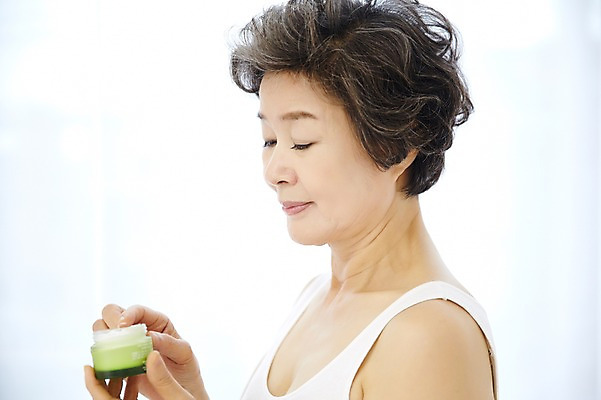 포토 JPG 여자 노년 할머니 휴식 실내 한명 서기 들기 손짓 상반신 옆모습 실버라이프 뷰티 화장품 한국인 60대 바르기 노인여자한명만 국내포토 1 라이프스타일 뷰포인트 컨셉 모션 사람 동양인 성인 내부 여자한명만 노인여자만 파일형식