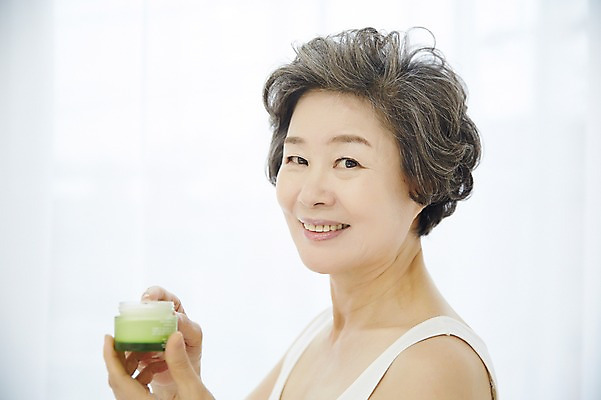 포토 JPG 여자 노년 할머니 휴식 실내 한명 서기 미소 들기 손짓 상반신 옆모습 실버라이프 뷰티 화장품 한국인 60대 바르기 노인여자한명만 국내포토 1 라이프스타일 뷰포인트 컨셉 모션 표정 사람 동양인 성인 내부 여자한명만 노인여자만 파일형식