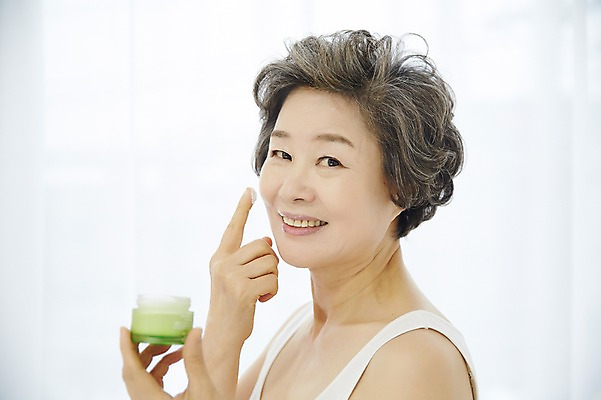 포토 JPG 여자 노년 할머니 휴식 실내 한명 서기 미소 들기 손짓 상반신 옆모습 실버라이프 뷰티 화장품 한국인 60대 바르기 노인여자한명만 국내포토 1 라이프스타일 뷰포인트 컨셉 모션 표정 사람 동양인 성인 내부 여자한명만 노인여자만 파일형식