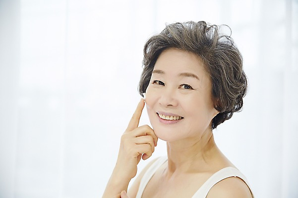 포토 JPG 여자 노년 할머니 휴식 실내 한명 서기 미소 손짓 상반신 옆모습 실버라이프 뷰티 화장품 한국인 60대 바르기 노인여자한명만 국내포토 1 라이프스타일 뷰포인트 컨셉 모션 표정 사람 동양인 성인 내부 여자한명만 노인여자만 파일형식