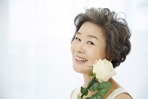 포토 JPG 여자 노년 할머니 실내 한명 서기 미소 들기 상반신 옆모습 실버라이프 뷰티 장미 한국인 60대 노인여자한명만 국내포토 1 라이프스타일 꽃 뷰포인트 모션 표정 사람 동양인 성인 내부 여자한명만 노인여자만 파일형식