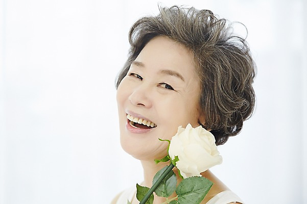 포토 JPG 여자 노년 할머니 실내 한명 서기 미소 들기 상반신 옆모습 실버라이프 뷰티 장미 한국인 60대 노인여자한명만 국내포토 1 라이프스타일 꽃 뷰포인트 모션 표정 사람 동양인 성인 내부 여자한명만 노인여자만 파일형식