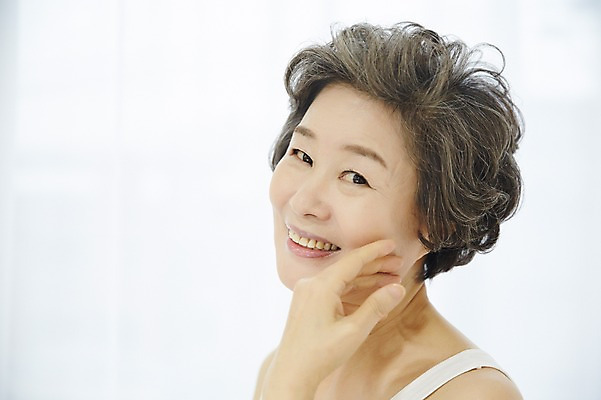 포토 JPG 여자 노년 할머니 실내 한명 미소 손짓 상반신 옆모습 실버라이프 뷰티 만지기 한국인 60대 노인여자한명만 국내포토 1 라이프스타일 뷰포인트 모션 표정 사람 동양인 성인 내부 여자한명만 노인여자만 파일형식