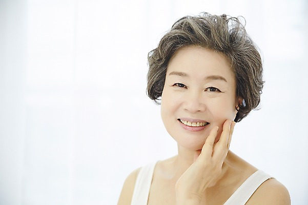 포토 JPG 여자 노년 할머니 실내 한명 미소 손짓 상반신 옆모습 실버라이프 뷰티 만지기 한국인 60대 노인여자한명만 국내포토 1 라이프스타일 뷰포인트 모션 표정 사람 동양인 성인 내부 여자한명만 노인여자만 파일형식