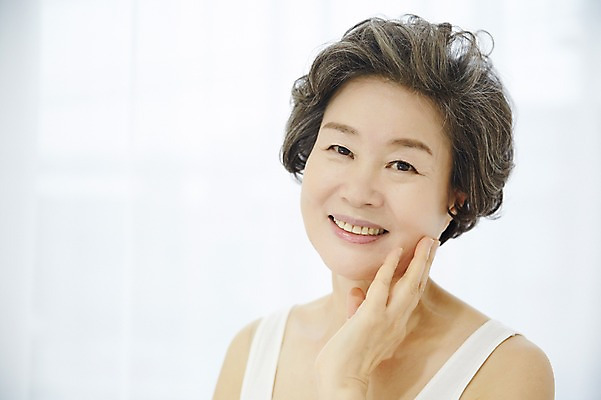 포토 JPG 여자 노년 할머니 실내 한명 미소 손짓 상반신 옆모습 실버라이프 뷰티 만지기 한국인 60대 노인여자한명만 국내포토 1 라이프스타일 뷰포인트 모션 표정 사람 동양인 성인 내부 여자한명만 노인여자만 파일형식