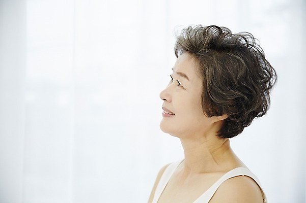 포토 JPG 여자 노년 할머니 실내 한명 미소 손짓 상반신 옆모습 실버라이프 뷰티 만지기 한국인 60대 노인여자한명만 국내포토 1 라이프스타일 뷰포인트 모션 표정 사람 동양인 성인 내부 여자한명만 노인여자만 파일형식