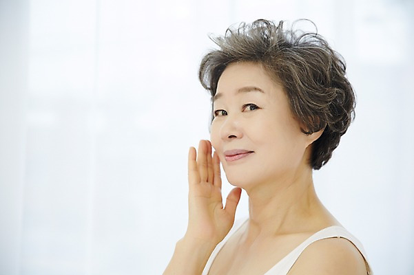 포토 JPG 여자 노년 할머니 실내 한명 미소 손짓 상반신 옆모습 실버라이프 뷰티 만지기 한국인 60대 노인여자한명만 국내포토 1 라이프스타일 뷰포인트 모션 표정 사람 동양인 성인 내부 여자한명만 노인여자만 파일형식