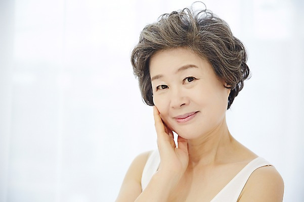 포토 JPG 여자 노년 할머니 실내 한명 미소 손짓 상반신 옆모습 실버라이프 뷰티 만지기 한국인 60대 노인여자한명만 국내포토 1 라이프스타일 뷰포인트 모션 표정 사람 동양인 성인 내부 여자한명만 노인여자만 파일형식