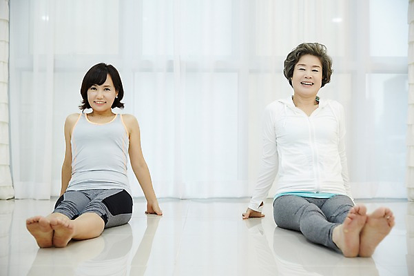 포토 JPG 전신 여자 노년 딸 40대 거실 요가 모녀 엄마 실내 미소 앉기 성인 두명 앞모습 운동복 건강관리 스트레칭 화목 한국인 요가자세 가족라이프 60대 여자만 국내포토 라이프스타일 웰빙 옷 뷰포인트 중년 포즈 컨셉 가족 모션 표정 건강 관리 사람 동양인 내부 운동 파일형식