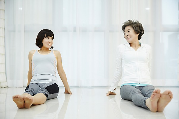포토 JPG 전신 여자 노년 딸 40대 거실 요가 모녀 엄마 실내 미소 앉기 성인 두명 앞모습 운동복 마주보기 건강관리 스트레칭 화목 한국인 요가자세 가족라이프 60대 여자만 국내포토 라이프스타일 웰빙 옷 뷰포인트 중년 포즈 컨셉 가족 모션 표정 건강 관리 사람 동양인 내부 운동 파일형식