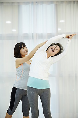 포토 JPG 여자 노년 딸 40대 요가 모녀 엄마 실내 서기 미소 상반신 성인 두명 앞모습 운동복 건강관리 스트레칭 화목 한국인 요가자세 가족라이프 60대 여자만 국내포토 라이프스타일 웰빙 옷 뷰포인트 중년 포즈 컨셉 가족 모션 표정 건강 관리 사람 동양인 내부 운동 파일형식