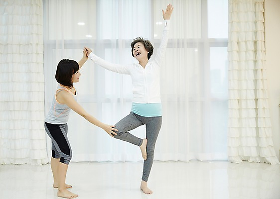 포토 JPG 전신 여자 노년 딸 40대 거실 요가 모녀 엄마 실내 서기 미소 성인 두명 앞모습 옆모습 운동복 건강관리 손잡기 스트레칭 화목 한국인 요가자세 가족라이프 커튼 60대 손뻗기 다리들기 여자만 국내포토 라이프스타일 웰빙 옷 뷰포인트 중년 포즈 컨셉 가족 모션 표정 건강 관리 사람 동양인 내부 운동 파일형식