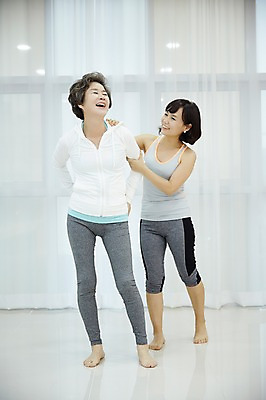 포토 JPG 전신 여자 노년 딸 40대 거실 요가 모녀 엄마 실내 서기 미소 성인 두명 앞모습 운동복 건강관리 스트레칭 화목 한국인 요가자세 가족라이프 60대 즐거움 여자만 국내포토 라이프스타일 웰빙 옷 감정 뷰포인트 중년 포즈 컨셉 가족 모션 표정 건강 관리 사람 동양인 내부 운동 파일형식