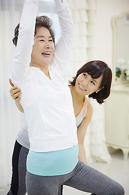 포토 JPG 여자 노년 딸 40대 요가 모녀 엄마 실내 서기 미소 상반신 성인 두명 앞모습 운동복 건강관리 스트레칭 화목 다정 한국인 요가자세 가족라이프 60대 여자만 국내포토 라이프스타일 웰빙 옷 뷰포인트 중년 포즈 컨셉 가족 모션 표정 건강 관리 사람 동양인 내부 운동 파일형식