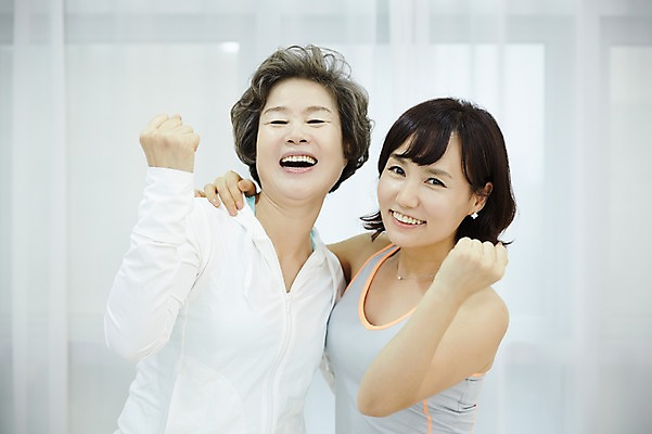 포토 JPG 여자 노년 딸 40대 모녀 엄마 실내 서기 미소 상반신 성인 두명 앞모습 건강관리 파이팅 화목 주먹 한국인 가족라이프 60대 여자만 국내포토 라이프스타일 뷰포인트 중년 컨셉 가족 모션 표정 건강 관리 사람 동양인 내부 파일형식