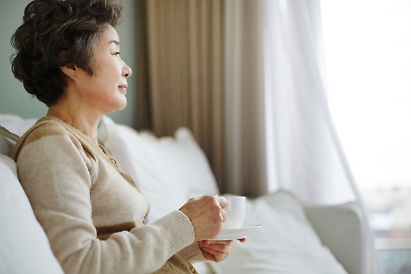 포토 JPG 여자 노년 할머니 커피 거실 티타임 휴식 실내 한명 들기 앉기 상반신 옆모습 실버라이프 소파 한국인 60대 노인여자한명만 국내포토 1 라이프스타일 음료 뷰포인트 컨셉 의자 모션 사람 동양인 성인 내부 여자한명만 노인여자만 파일형식