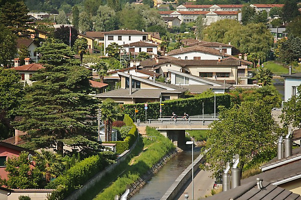 포토 JPG 주간 나무 해외풍경 주택 풍경 성인 야외 두명 마을 자전거 개울 스위스 주택가 국내포토 자연요소 식물 해외 유럽 사람 건물 강 바이크 파일형식