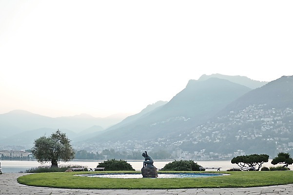 포토 JPG 주간 나무 해외풍경 공원 자연 산 풍경 사람없음 야외 조각상 스위스 분수 국내포토 자연요소 식물 해외 공공시설 유럽 조형물 생태계 파일형식