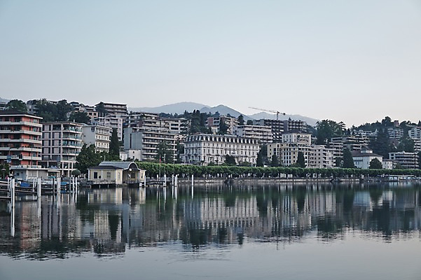 포토 JPG 주간 해외풍경 호수 풍경 사람없음 야외 건물 마을 스위스 국내포토 자연요소 해외 건축물 유럽 파일형식