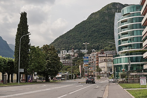 포토 JPG 주간 나무 해외풍경 도로 자동차 산 풍경 사람없음 야외 건물 스위스 국내포토 자연요소 식물 해외 건축물 유럽 길 육상교통 교통시설 파일형식