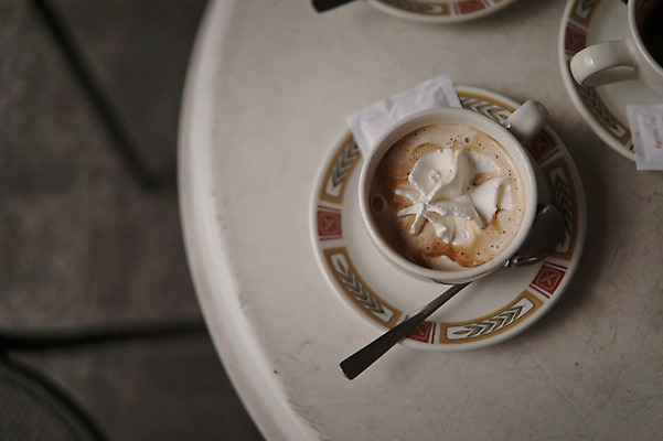 포토 JPG 주간 해외풍경 탁자 풍경 사람없음 야외 아웃포커스 하이앵글 숟가락 커피잔 스위스 에스프레소 국내포토 자연요소 해외 유럽 커피 뷰포인트 가구 잔 촬영기법 수저 파일형식