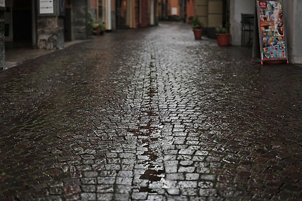 포토 JPG 주간 해외풍경 바닥 풍경 사람없음 야외 비 골목길 스위스 빗물 바닥돌 국내포토 자연요소 해외 유럽 길 날씨 돌_바위 비_날씨 파일형식