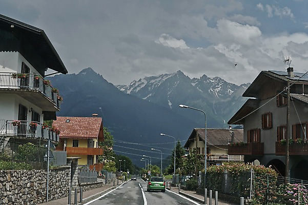포토 JPG 주간 구름 해외풍경 도로 산 주택 풍경 사람없음 야외 마을 스위스 국내포토 자연요소 해외 유럽 길 교통시설 건물 파일형식