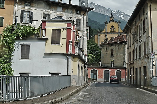 포토 JPG 주간 해외풍경 도로 자동차 산 주택 풍경 사람없음 야외 마을 스위스 국내포토 자연요소 해외 유럽 길 육상교통 교통시설 건물 파일형식