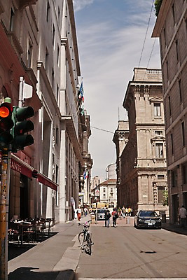 포토 JPG 주간 해외풍경 도로 자동차 풍경 여러명 야외 건물 자전거 보행자 신호등 스위스 국내포토 자연요소 해외 건축물 유럽 길 육상교통 다수 교통시설 사람 바이크 파일형식