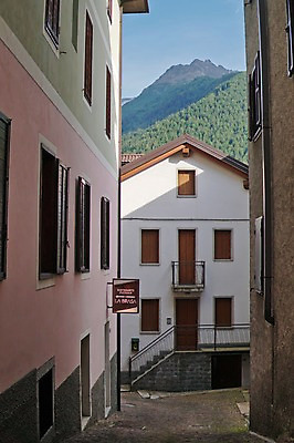포토 JPG 주간 해외풍경 풍경 사람없음 야외 건물 마을 골목길 스위스 국내포토 자연요소 해외 건축물 유럽 길 파일형식