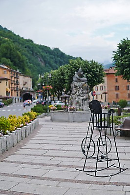 포토 JPG 주간 나무 해외풍경 거리 풍경 사람없음 야외 아웃포커스 조형물 스위스 국내포토 자연요소 식물 해외 유럽 촬영기법 미술 파일형식