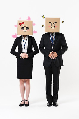 포토 JPG 스튜디오촬영 전신 여자 남자 실내 서기 웃음 정장 20대 성인 두명 앞모습 30대 비즈니스라이프 한국인 비즈니스맨 비즈니스우먼 종이상자 공손 성인만 국내포토 라이프스타일 옷 뷰포인트 비즈니스 모션 표정 사람 동양인 청년 내부 장년 상자 직장인 파일형식