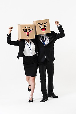 포토 JPG 스튜디오촬영 전신 여자 남자 응원 어깨동무 협력 실내 서기 웃음 정장 20대 성인 두명 앞모습 30대 비즈니스라이프 파이팅 주먹 한국인 비즈니스맨 비즈니스우먼 종이상자 동료 성인만 국내포토 라이프스타일 옷 뷰포인트 포즈 비즈니스 관계 모션 표정 사람 동양인 청년 내부 장년 상자 직장인 파일형식