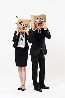 포토 JPG 스튜디오촬영 전신 여자 남자 응원 협력 실내 서기 웃음 정장 20대 성인 두명 앞모습 30대 비즈니스라이프 외침 한국인 비즈니스맨 비즈니스우먼 종이상자 동료 성인만 국내포토 라이프스타일 옷 뷰포인트 비즈니스 관계 모션 표정 사람 동양인 청년 내부 장년 상자 소리 직장인 파일형식